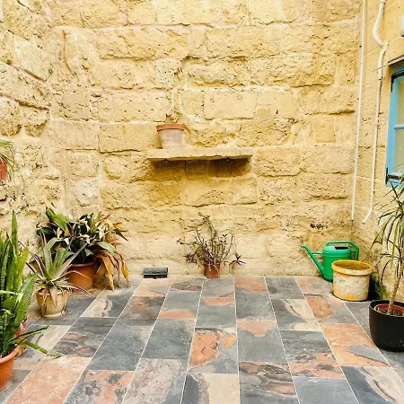 Traditional Entire Maisonette Close To Airport *