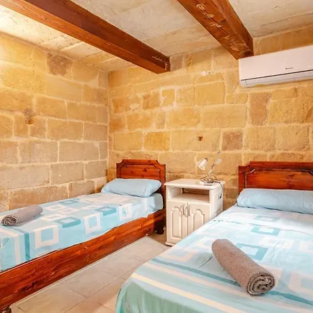 Traditional Entire Maisonette Close To Airport Appartement *