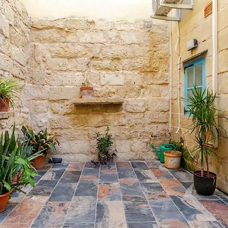 Traditional Entire Maisonette Close To Airport *