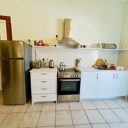 Apartment Traditional Entire Maisonette Close To Airport
