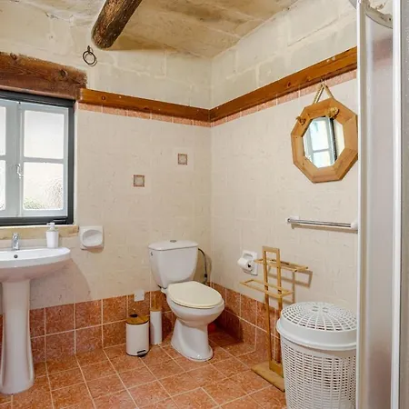 Traditional Entire Maisonette Close To Airport