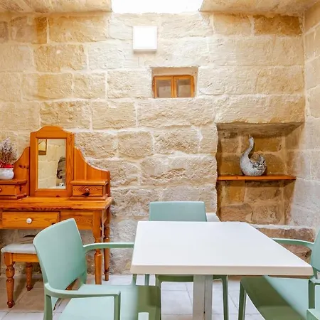 Traditional Entire Maisonette Close To Airport *