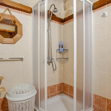 Traditional Entire Maisonette Close To Airport Lägenhet