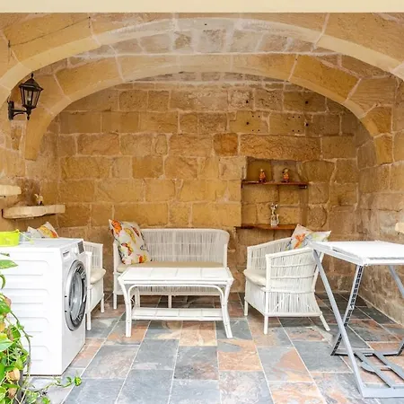 Traditional Entire Maisonette Close To Airport Lägenhet