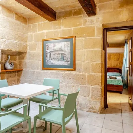 Apartment Traditional Entire Maisonette Close To Airport