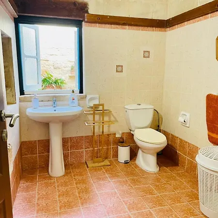 Traditional Entire Maisonette Close To Airport *