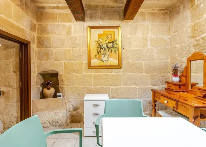 Traditional Entire Maisonette Close To Airport شقة *