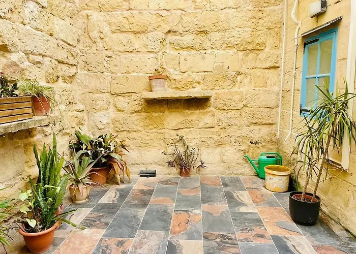 Traditional Entire Maisonette Close To Airport *