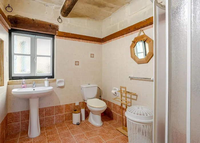 Traditional Entire Maisonette Close To Airport