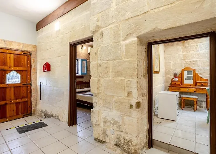 דירה Traditional Entire Maisonette Close To Airport *