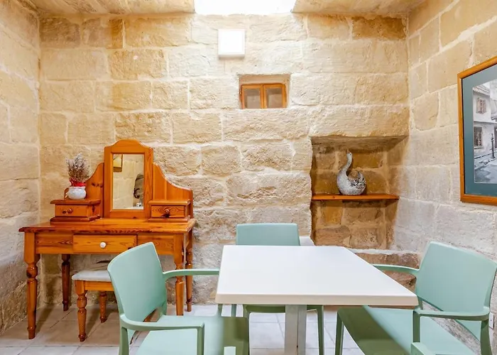 Traditional Entire Maisonette Close To Airport *