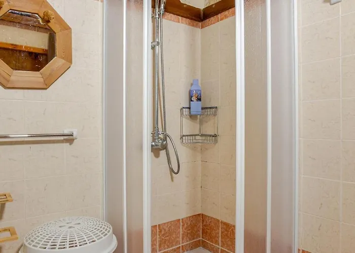 Traditional Entire Maisonette Close To Airport شقة