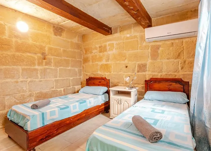 Traditional Entire Maisonette Close To Airport شقة *