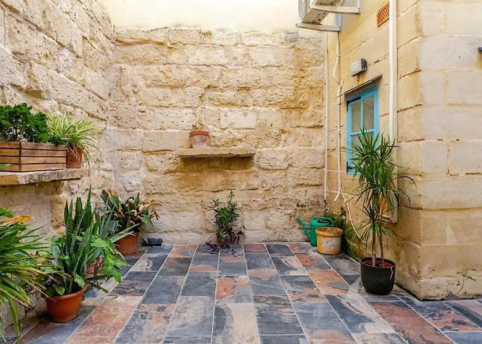 Traditional Entire Maisonette Close To Airport *