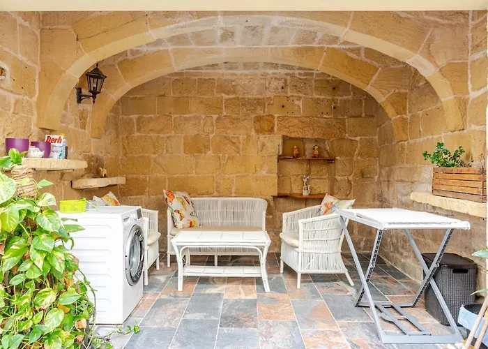 Traditional Entire Maisonette Close To Airport דירה