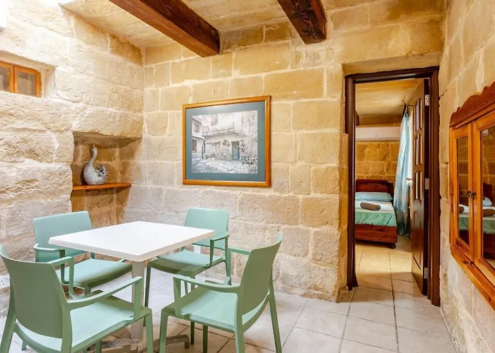 شقة Traditional Entire Maisonette Close To Airport