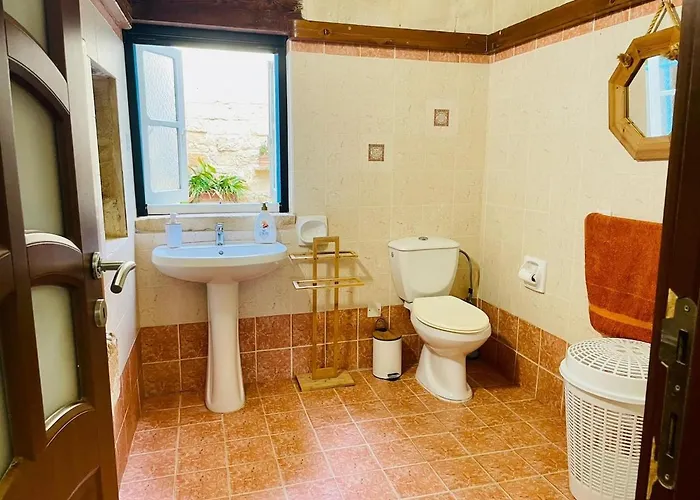 Traditional Entire Maisonette Close To Airport *